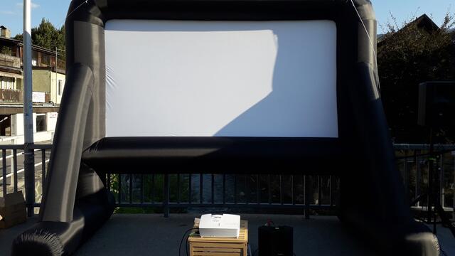 Leinwand auf der Essl-Brücke in Hermagor für den Film "Reparaturbier". Regie: Peter Citti. DB: Markus Domainko &amp; Peter Citti. Gailtalfilm 2022 | Foto: Gailtalfilm 2022