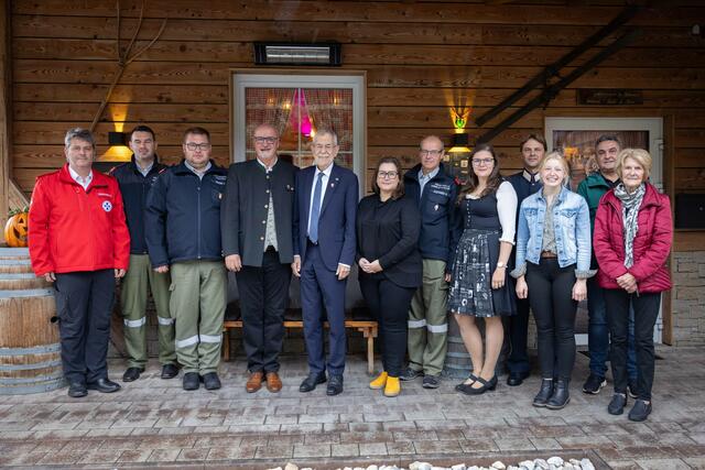 Bürgermeister Klaus Glanznig (Vierter von links) hieß Bundespräsident Alexander Van der Bellen (Fünfter von links) herzlich willkommen. Bei der Glühalm in Treffen wurde diskutiert und Video geschaut. | Foto: Privat