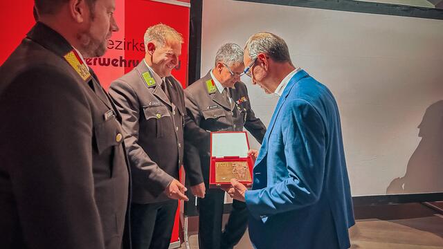 Der Bezirksfeuerwehrverband Kufstein ehrte in Kufstein drei Persönlichkeiten außerhalb der Feuerwehr mit Floriani Plaketten.  | Foto: BFV Kufstein