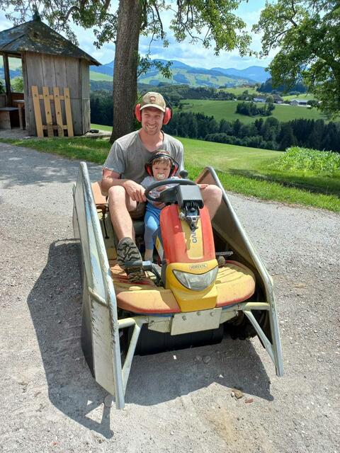 Auch die dritte Generation entdeckt schon die Liebe zur Arbeit mit Christbäumen. | Foto: Doppelbauer