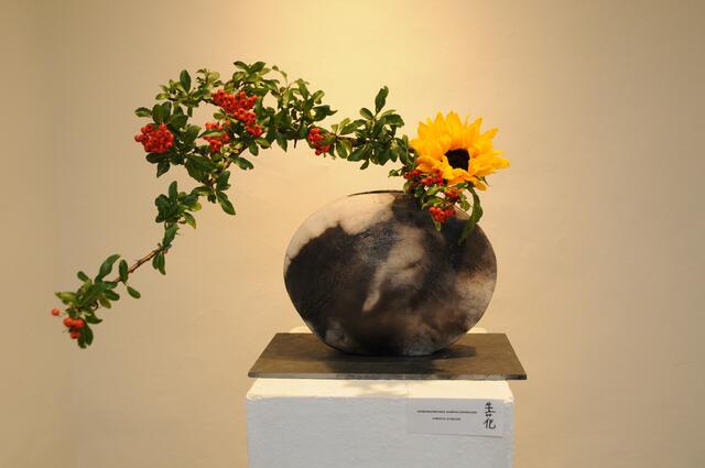 "Ikebana" ist die japanische Kunst des Blumenarrangierens. Diese wird im Amthaus Brigittenau inszeniert. | Foto: Alfred Peischl