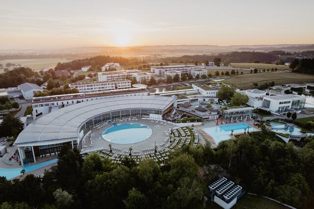Die Therme Geinberg: Mehr als 3000 m² Wasserfläche, drei Wasserwelten mit Frisch-, Thermal- und Salzwasser und weitläufige Ruhebereiche sorgen für einen erholsamen Aufenthalt mit dem gewissen Extra. | Foto: Foto: Christ Perkles/SPA Resort Therme Geinberg