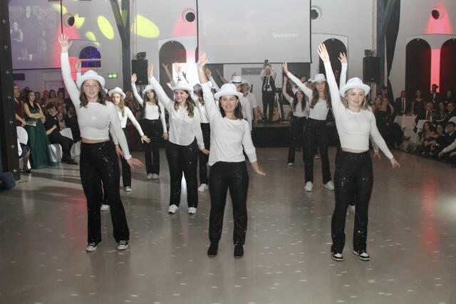 Die Schüler des Gymnasiums begeisterten bei der Eröffnung und der Mitternachtseinlage. | Foto: Plank