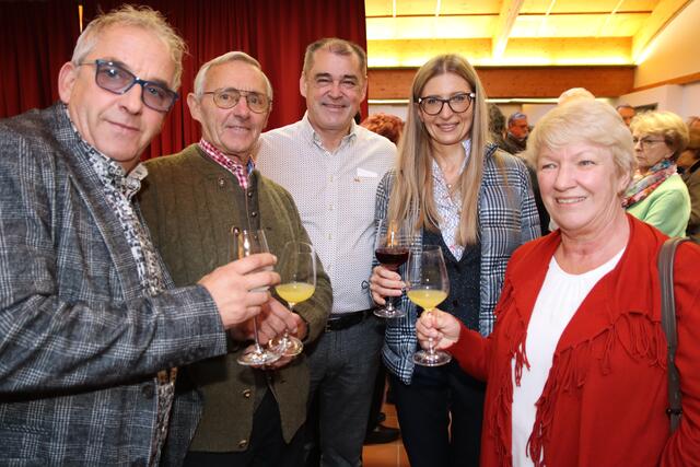 Abordnung aus Teesdorf: Herbert Planker, Josef Tanzer, Kurt Kramar, Olga Mitina und Gabi Karl. | Foto: Manfred Wlasak