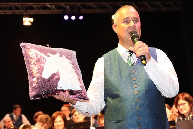 Kapellmeister Christian Sauer mit Einhorn-Polster. | Foto: Manfred Wlasak