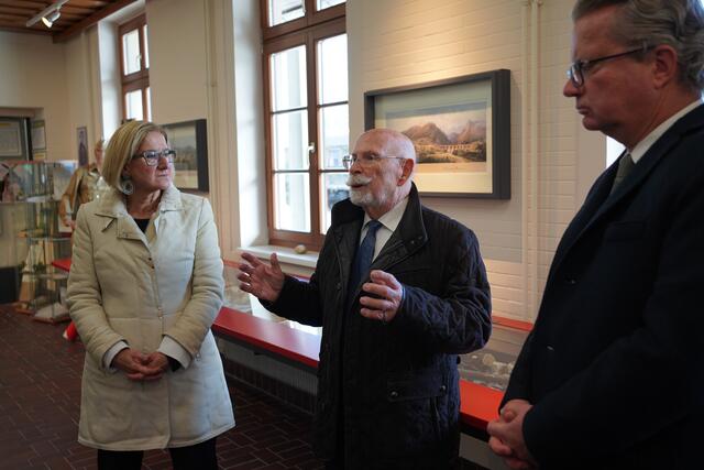 Horst Schröttner vom Verein "Freunde der Semmeringbahn" erzählte von den Anfängen der Weltkulturerberegion. | Foto: Bernhard Hofbauer