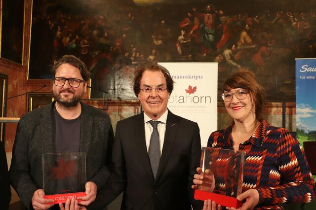 Zum 13. Mal verlieh Hans Roth (Bildmitte) den Rotahorn-Literaturpreis, der an Carolin Callies und Alexander Micheuz ging. | Foto: Edith Ertl