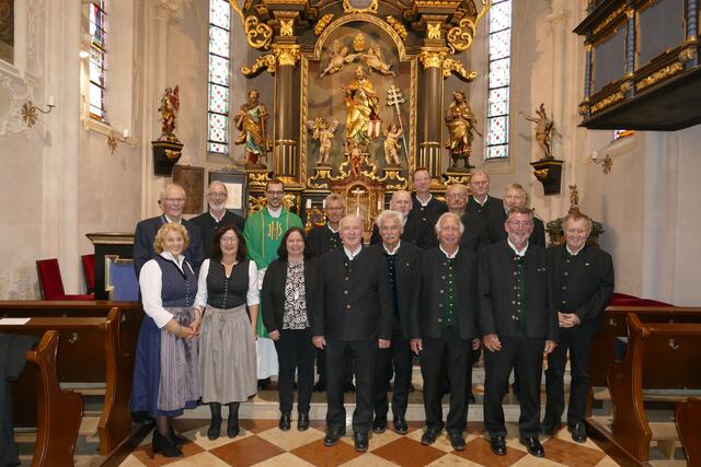 Der Kirchdorfer Männerchor mit den "Tanner Dirndln" und Kaplan Philipp Faschinger. | Foto: Kirchdorfer Männerchor