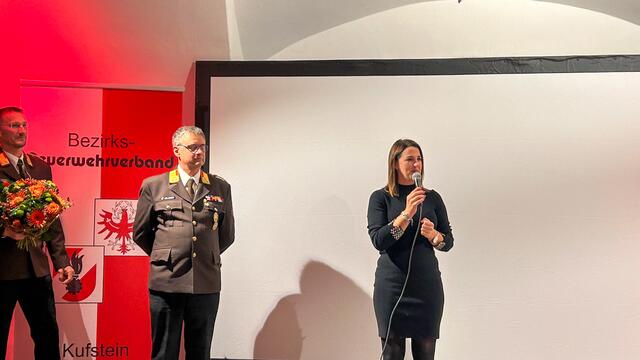 Landesrätin Astrid Mair bedankte sich für die geleistete Arbeit der Feuerwehrkameradinnen und Kameraden. Ebenfalls im Bild: Brandrat Hubert Ziepl (li.) und Oberbrandrat Andreas Oblasser. | Foto: BFV Kufstein