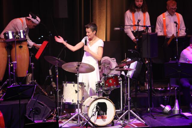 Unter der Leitung von Lena Kovalchuk aus der Ukraine, die am Schlagzug saß, spielte die Big Band. | Foto: RegionalMedien Steiermark/Hofmüller