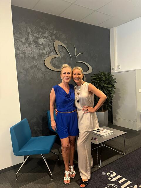 Ein Jahr nach Therapieende und ohne Jo-Jo-Effekt! Martina Peterwagner mit Betreuerin Danijela Mikic (r.).