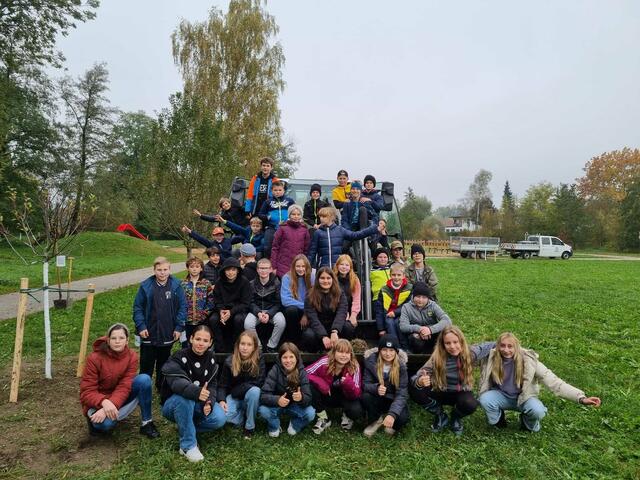 Im Frühjahr 2023 führte die Mittelschule Riedau den Schullauf durch. Dabei sammelten die damaligen ersten Klassen durch die gelaufenen Kilometer Geld, um neue Bäume am "Doktorberg" hinter der Schule pflanzen zu können.  | Foto: MS Riedau