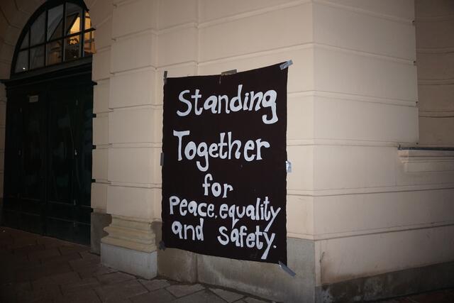 "Standing Together" sind die Organisatoren der Mahnwache. | Foto: Ronja Reidinger