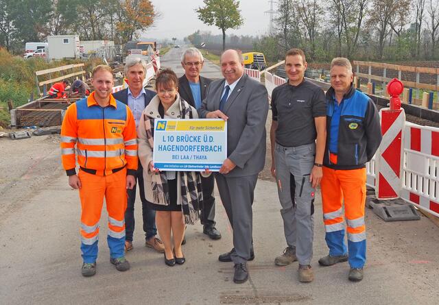 Sebastian Dorn, Helmut Postl (Leiter der Abteilung Brückenbau), Bürgermeisterin Brigitte Ribisch, Wolfgang Pribil (Leiter-Stv. Straßenbauabteilung), Bundesrat Michael Bernard, Thomas Appel (OV von Ungerndorf), Christian Schaffer. | Foto: NÖ STD
