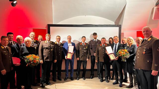 Das Kommando des Bezirksfeuerwehrverbandes Kufstein und das Kommando der Stadtfeuerwehr Kufstein mit den geehrten KR Anton Rieder und Gattin, Rektor der FH Kufstein Mario Döller sowie Martin Krumschnabel mit Gattin.  | Foto: BFV Kufstein