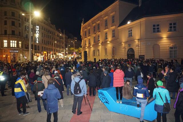 Gegen 18.30 startete die Mahnwache. Rund 500 bis 700 Personen waren vor Ort.  | Foto: Ronja Reidinger