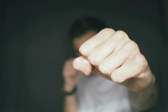 In der Donaustadt eskalierte offenbar ein Streit unter Arbeitskollegen. Auch Fäuste wurden eingesetzt. (Symbolbild) | Foto:  Dan Burton/ Unsplash