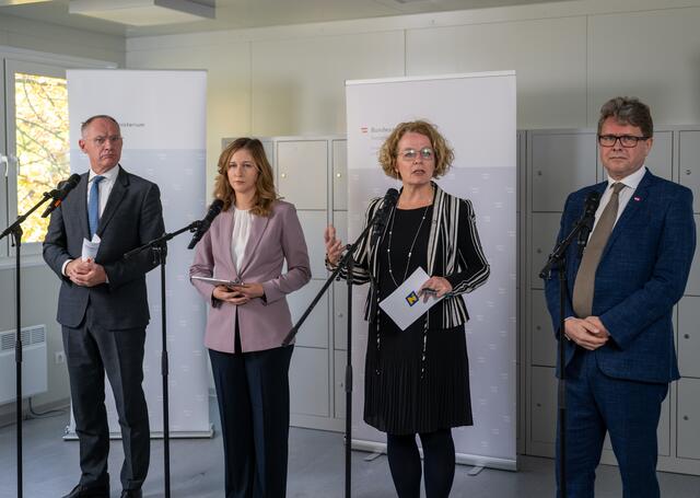 Innenminister Gerhard Karner, Staatsekretärin Claudia Plakolm, Bildungs-Landesrätin Christiane Teschl-Hofmeister und Bildungsminister Martin Polaschek | Foto: NLK Burchhart