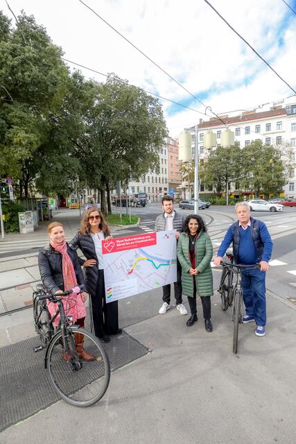 NEOS Wien Mobilitätssprecherin Angelika Pipal-Leixner, Mobilitätsstadträtin Ulli Sima, Bezirksvorsteher-Stellvertreter des 9. Bezirks Christian Sapetschnig, Bezirksvorsteherin vom 9. Bezirk Saya Ahmad und stellvertretende Bezirksvorsteher des 19. Bezirks Thomas Mader | Foto: PID – Christian Fürthner