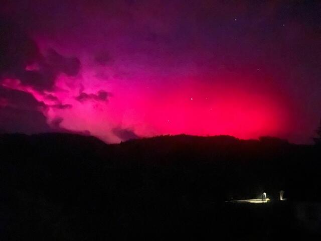 Der rote Schein am Himmel war auch in Grein zu beobachten. Die Aufnahme stammt von Sonntag, 5. November, gegen 18 Uhr. | Foto: Tanja Hahn