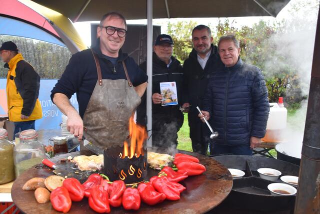 Was kochen bei einem Blackout? Haubenkoch Max Stiegl und der Bevölkerungsschutz Burgenland luden zum Notfallkochen nach Purbach.
(v.r.) Bürgermeister Harald Neumayer, Landesrat Heinrich Dorner, Herbert Wagner, Präsident des Bevölkerungsschutzes und Haubenkoch Max Stiegl.  | Foto: Stefan Schneider