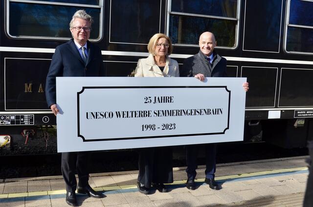 Der steirische Landeshauptmann Christopher Drexler mit NÖ-Landeshauptfrau Johanna Mikl-Leitner und dem Semmeringer Bürgermeister Hermann Doppelreiter (v.l). | Foto: Elisabeth Peinsipp 