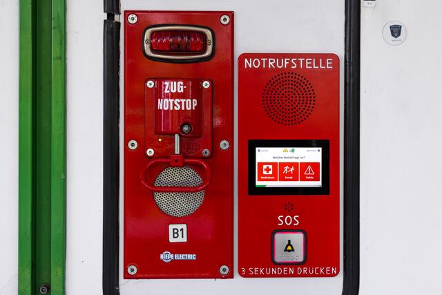 Neben dem Zugnotstopp auf der linken Seite ist hier die neue Notrufeinrichtung zu sehen. Der Touchscreen ermöglicht einen Notruf ohne Sprechen. | Foto: Wiener Linien/Simon Wöhrer