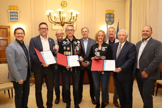 Vize Johann Gansterer, Hubert Pfautsch, GR Johannes Benda, Heinz Past, StR Günther Kautz, Julia Koller, StR Thomas Berger, Bgm. Herbert Osterbauer, StR Michael Bele. | Foto: Stadtgemeinde Neunkirchen