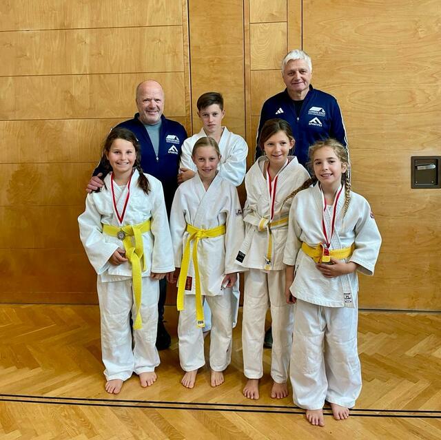 Die erfolgreichen Judokas mit Trainer und Sektionsleiter Harald Karner und Trainer Peter Müller | Foto: Foto: privat