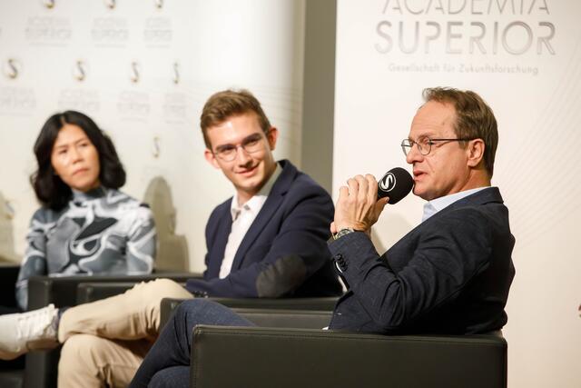 Dynatrace-Mitbegründerin Sok-Kheng Taing, der Landesobmann der Union Höherer Schüler Oberösterreich, Fabian Egger, und der wissenschaftliche Leiter der Academia Superior, Humangenetiker Markus Hengstschläger (v. l.). | Foto: Academia Superior/Wakolbinger