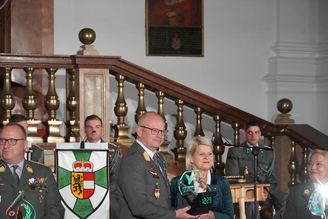 Verteidigungsministerin Klaudia Tanner überreichte die großen Auszeichnungen. | Foto: Emanuel Hasenauer