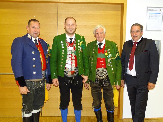 Goldene Schützenschnur für Florian Singer (v.l.): Mjr. Kurt Mayr, Florian Sin-ger, Hptm. Peter Rathgeber, Bgm. Schwemberger  | Foto: SK Volders