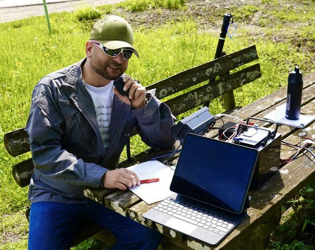 Der neue gewählte Landesleiter der Kärntner Amateurfunker, Jürgen Scherzer, in seinem Element. | Foto: Privat
