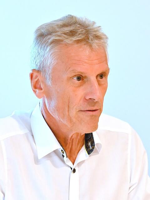 Architekt Herwig Ronacher: „Für meine Holzbau-Projekte bevorzuge ich schon seit vielen Jahren unbedingt ökologischeDämmstoffe verschiedener Art.“ | Foto: Hans Jost