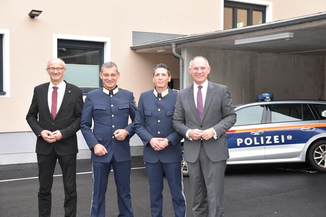 Chefinspektor Hans Salchner (2.v.r.) wechselte von der PI Steinach zur neuen PI Brenner FGP und leitet diese. Im Bild ist der Grieser mit Innenminister Gerhard Karner (r.), LH Anton Mattle (l.) und Landespolizeidirektor Helmut Tomac zu sehen. | Foto: Kainz