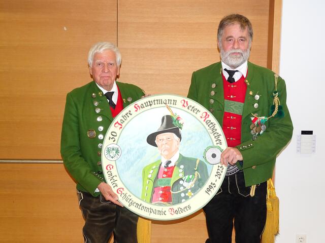 Ehrenurkunde für Rathgeber: (v.l.): E-Hptm. Peter Rathgeber, Hptm. Klingen-schmid  | Foto: SK Volders