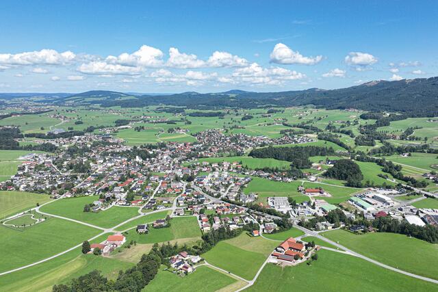 Die meisten Menschen in Salzburg leben derzeit im Flachgau. In Hallwang sind genau 2.118 Männer und 2.117 Frauen.
Im Bild: Salzburg, Henndorf am Wallersee Drohennaufnahme, Luftbild Flachgau. | Foto: Land Salzburg / Franz Neumayr