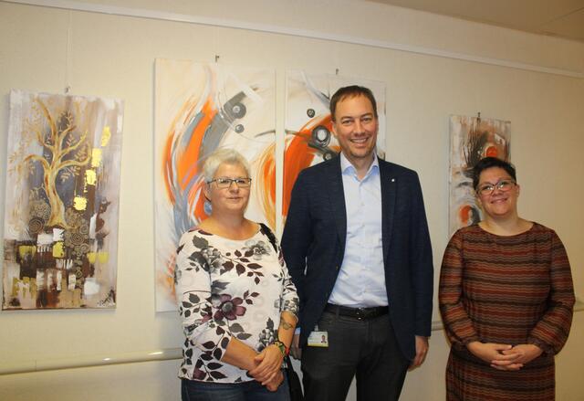 v.l.: Künstlerin Doris Schweiger mit Martin Kaiser (Kfm. Direktor) und Simone Schrefl (Kfm.
Direktor Stv.) | Foto: PBZ Waidhofen/Ybbs