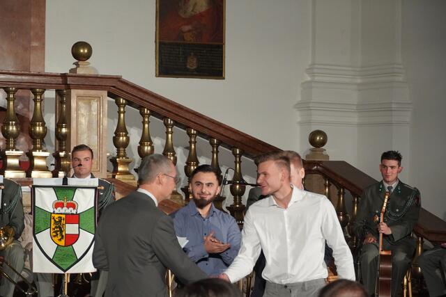 Die Auszeichnung „Grundwehrdiener des Jahres 2023" geht an den Gefreiten Pascal Primeßnig. | Foto: Emanuel Hasenauer