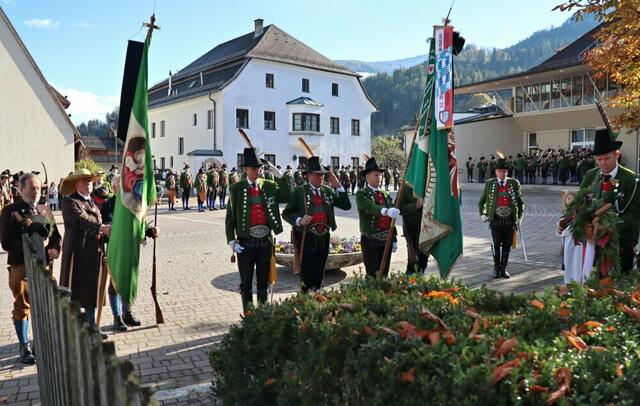 Gefallenengedenken mit Kranzniederlegung am Kirchplatz  | Foto: SK Volders