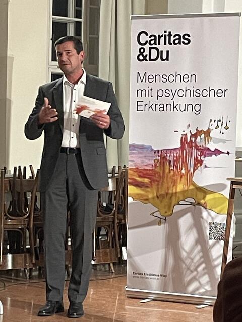 Thomas Krottendorfer von der Caritas führte durch den Abend. | Foto: Alexandra Goll