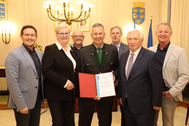 Vize Johann Gansterer, StR Christine Vorauer, GR Johannes Benda, Günter Jammerbund, StR Günther Kautz, Bgm. Herbert Osterbauer, StR Thomas Berger. | Foto: Stadtgemeinde Neunkirchen