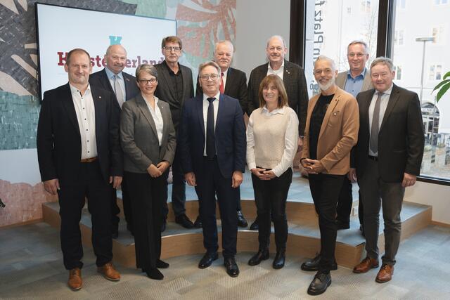 Die Bürgermeisterinnen und Bürgermeister Rainer Fankhauser (Thiersee), Christian Ritzer (Niederndorf), TVB-Geschäftsführerin Sabine Mair, Hermann Ritzer (Bad Häring), Martin Krumschnabel (Kufstein), Georg Aicher- Hechenberger (Erl), Elisabeth Daxauer (Niederndorferberg), Josef Ritzer (Ebbs), TVB-Obmann Georg Hörhager, Andreas Ehrenstrasser Langkampfen) und Peter Payr (Schwoich v.l.). | Foto: Kufsteinerland / Thorben Jureczko.