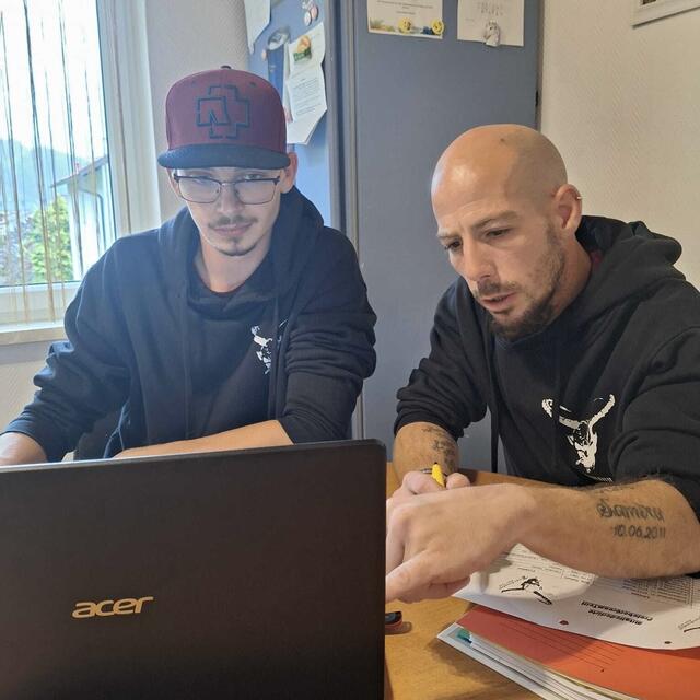 Zum Krampus-Dasein gehört viel Vorbereitung: Obmann Robert Borchers (re.) und sein Stellvertreter Markus Sapadi. | Foto: Proleber GruamTeifl