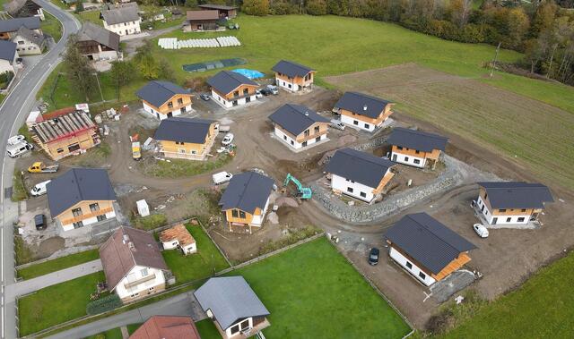 In Obermöschach bei Hermagor wurden insgesamt
13 Wohnhäuser in Holz-Fertigteilbauweise von DEIK Bau in kürzester Zeit geliefert und montiert. | Foto: Hans Jost