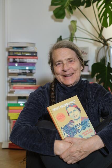 Die Klimaforscherin und Autoin Helga Kromp-Kolb mit ihrem neuen Buch | Foto: Roland Ferrigato