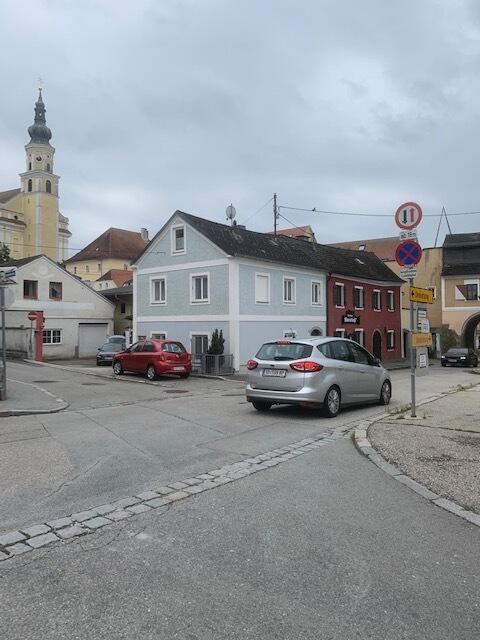 Hinter dem grauen Haus soll das Projekt entstehen. | Foto: Harald Hanappi