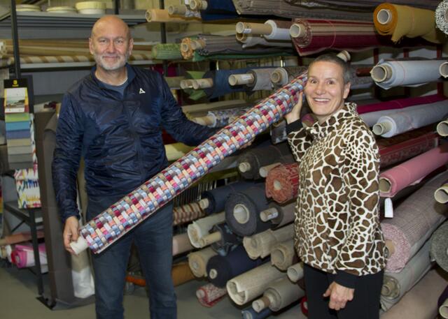 Bernd und Lilly Hagg sind auch weiter für Sie da - Sie eröffnen das Stoffkistl und bringen auch künstlerischen Touch in ihr Geschäft. Lilly Hagg ist eine erfolgreiche bildende  Künstlerin.