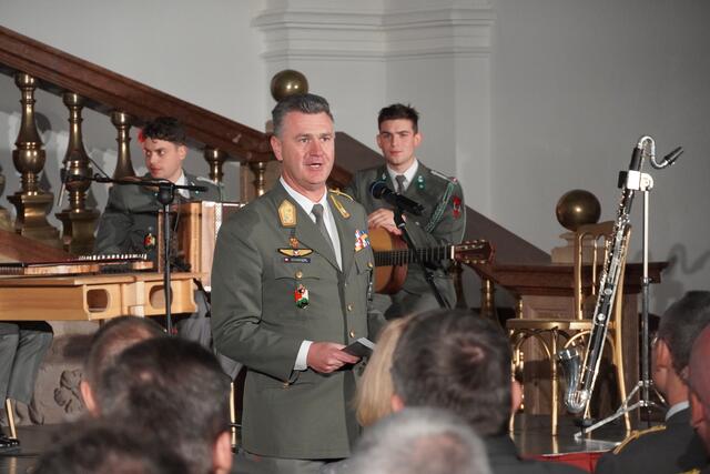 Brigadier Peter Schinnerl, der Militärkommandant von Salzburg, bei den Begrüßungsworten. | Foto: Emanuel Hasenauer