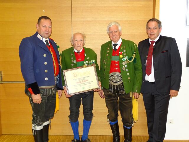 Auszeichnung für Franz Arnold (v.l.): Mjr. Kurt Mayr, Zgf. Franz Arnold, Hptm. Peter Rathgeber, Bgm. Schwemberger  | Foto: SK Volders